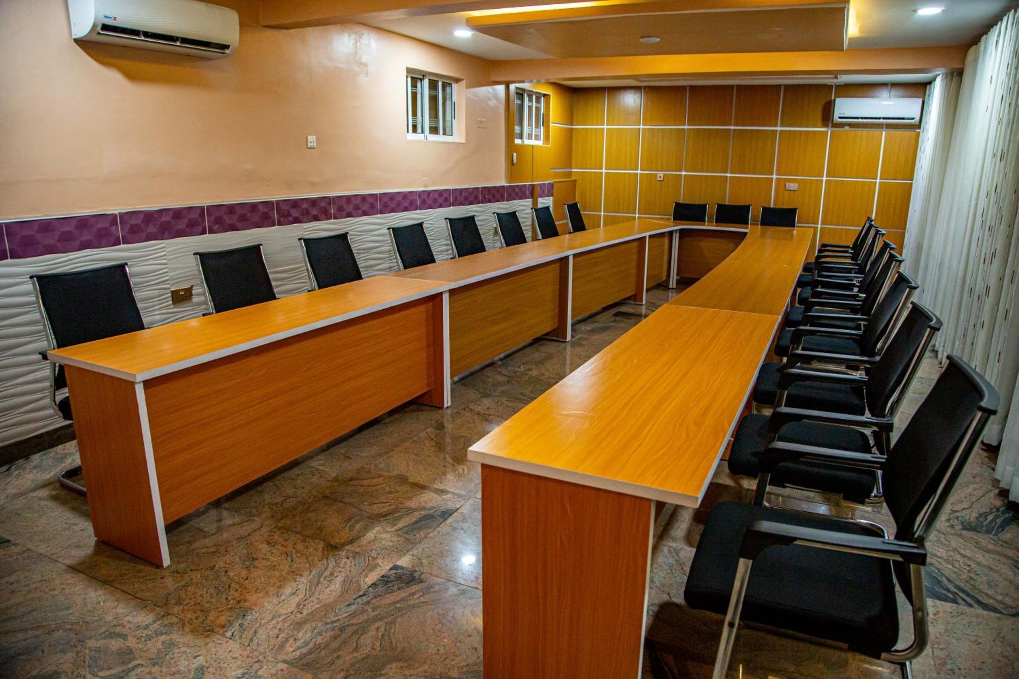 Villa Hilton Hotels Uyo Ngoại thất bức ảnh