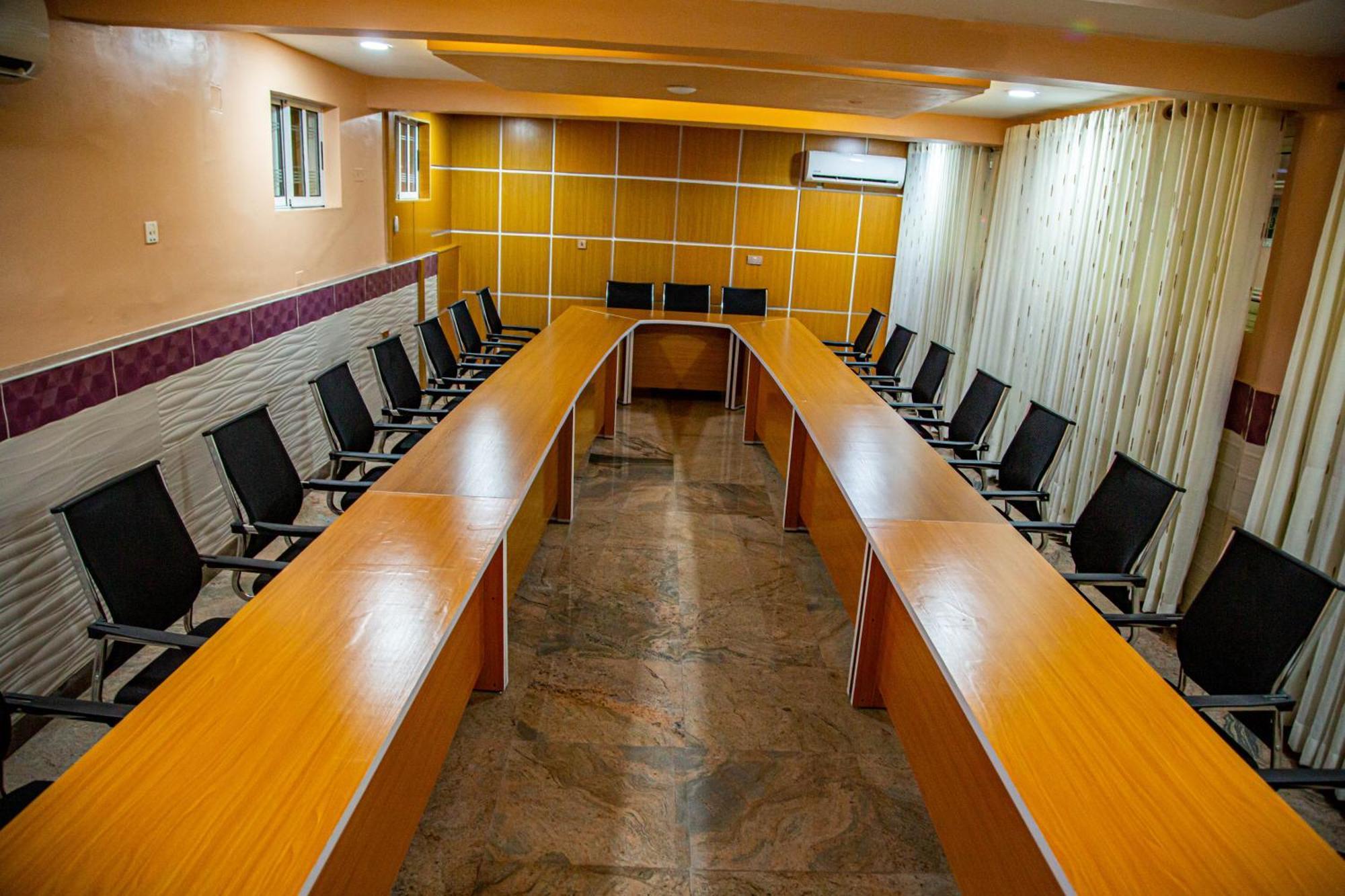 Villa Hilton Hotels Uyo Ngoại thất bức ảnh