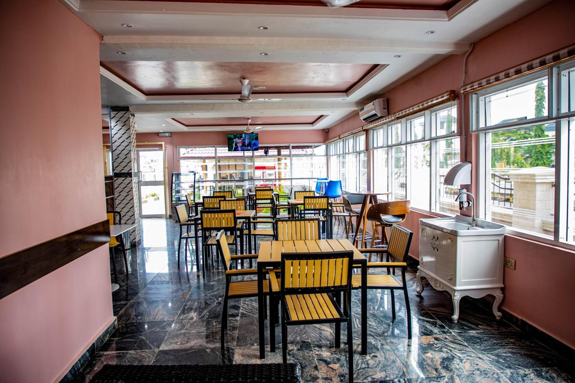 Villa Hilton Hotels Uyo Ngoại thất bức ảnh