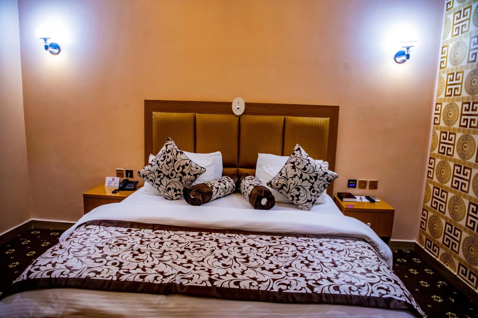Villa Hilton Hotels Uyo Ngoại thất bức ảnh